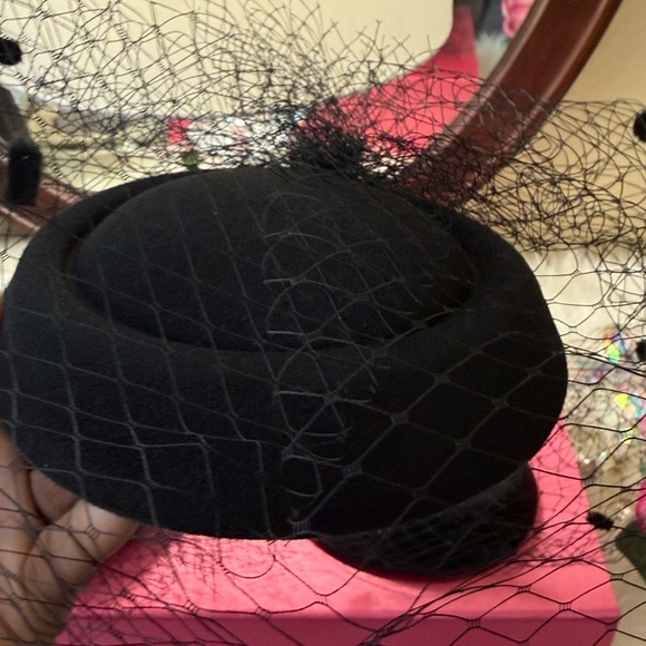 Kentucky Derby Elegant Black Fascinator with Veil made of felt - Picture 9 of 15